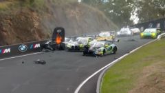12 Ore Bathurst: incidente spaventoso, Aron ricoverato. VIDEO