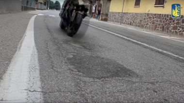 Le buche stradali per le moto sono una minaccia dal punto di vista meccanico e dell'incolumit&agrave; di chi guida