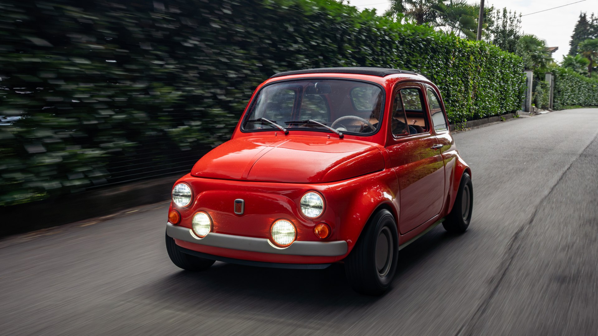 Restomod britannico basato sulla Fiat 500 con motore termico e design italiano, in mostra all'evento Tutto Bene