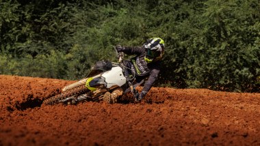 Triumph TF 250-X in piega 