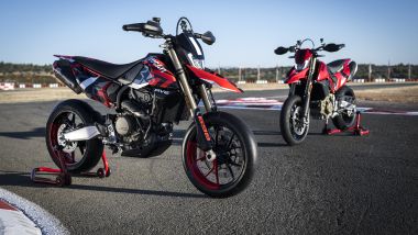 Ducati Hypermotard 698 Mono 2024, le due versioni a confronto