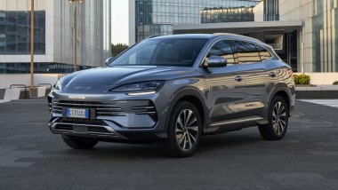 BYD Seal U Dm-I: una vista di 3/4 anteriore