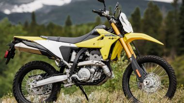 Suzuki DR-Z4 2025, il telaio e il motore sono stati aggiornati