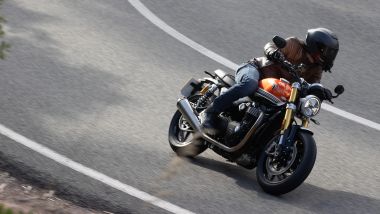 Con Triumph Speed Twin 1200 durante la prova su strada 