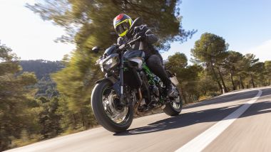 1.000 euro di sconto sulla Kawasaki Z900 2025, qui in azione