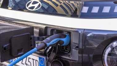 Hyundai Inster: la presa di ricarica anteriore da 11 kW