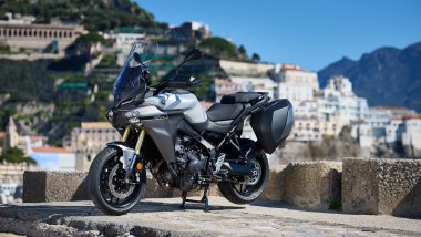 Yamaha Tracer 9 GT ha le borse laterali di serie