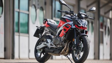 Aprilia Tuono 457 2025: vista di 3/4 anteriore