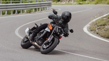 KTM richiama i modelli 2024 di 125, 390 e 990 Duke. In foto, la 990 Duke: le curve sono il suo habitat
