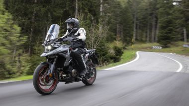 Endurone e crossover sono moto tra le migliori per chi soffre di mal di schiena in virtù della posizione di guida cui invitano