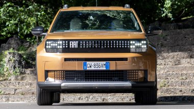 Il frontale della Fiat Grande Panda Elettrica adotta un tema a pixel