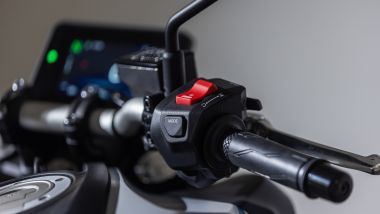 Yamaha MT-07 Y-AMT 2025: dal blocchetto di destra si scelgono modalità di guida e funzionamento del cambio