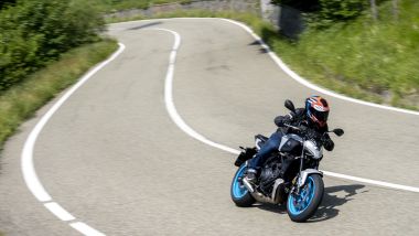 In piega la MT-07 è più composta che in passato