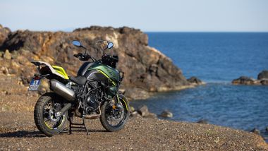 Benelli TRK 702 X vs Benelli TRK 702. La X ha di serie il cavalletto centrale.