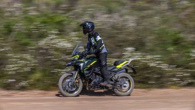 Benelli TRK 702 X vs Benelli TRK 702. I cerchi a raggi con l'anteriore di 19'' rendono la X adatta anche al fuoristrada leggero