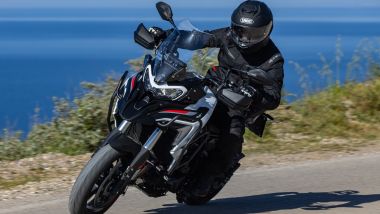 Benelli TRK 702 X vs Benelli TRK 702. La 702 stradale è più bassa e maneggevole