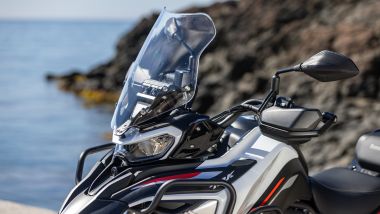 Benelli TRK 702 X vs Benelli TRK 702. Tra le migliorie introdotte sui MY 25, i parabrezza più ampi