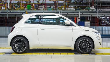 Vista laterale della Nuova Fiat 500 ibrida 2026