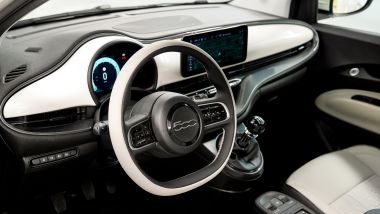 La plancia della Nuova Fiat 500 ibrida 2026