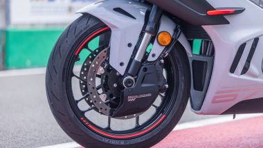 CFMoto 675SR-R: l'aggressività è esaltata anche dei convogliatori per le pinze freno