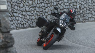 KTM 890 SMT: esplosiva, funambolica, divertente e pi&ugrave; confortevole del previsto. Migliorabile la protezione aerodinamica