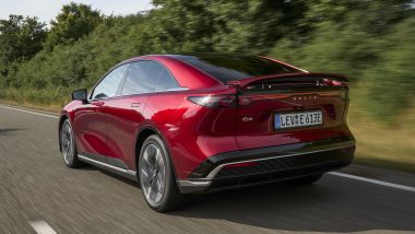 Al volante della Mazda6e