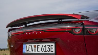 Lo spoiler retrattile della Mazda6e color Soul Red Crystal