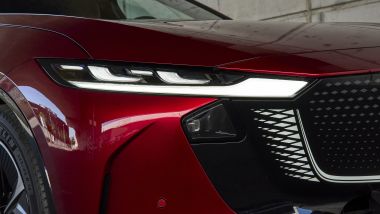 Le luci anteriori della Mazda6e color Soul Red Crystal