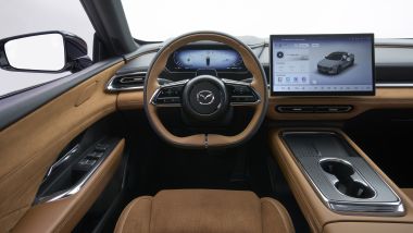 Volante e strumentazione della Mazda6e