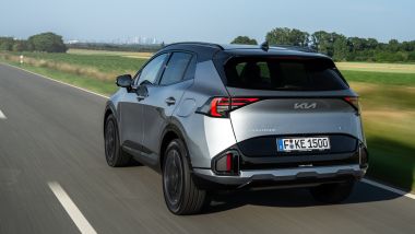 Al volante della nuova Kia Sportage 2025 full hybrid