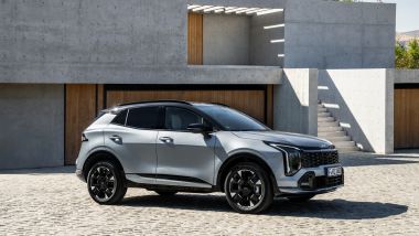 Vista 3/4 anteriore della nuova Kia Sportage 2025 GT-Line HEV