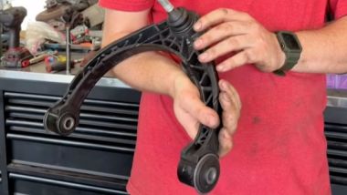 Il braccio superiore di un Dodge Ram 1500: fuori è fatto di plastica