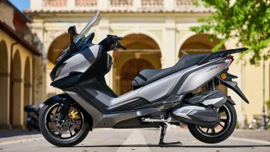 Cyclone RT3S, la vista laterale destra. La linea è sportiva, l'animo però è touring.