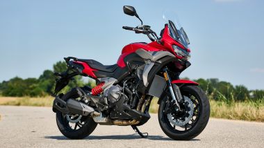 Cyclone RX650, la vista di tre quarti frontale della crossover sportiva.