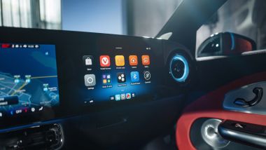 Il terzo schermo per il passeggero come appare su nuova Mercedes CLA
