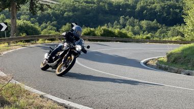 Royal Enfield Himalayan 450 tra le curve