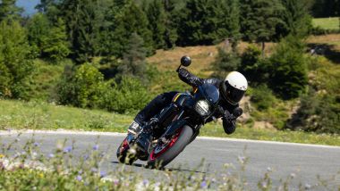 Suzuki GSX-8T e GSX-8TT: uno scatto della prova in sella alla TT