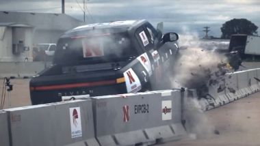 Pickup EV (non) a prova di guardrail (screenshot: The Drive / YouTube)