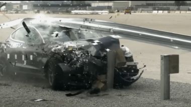 La Tesla Model 3 passa sotto le barriere (screenshot: The Drive / YouTube)