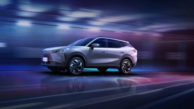 Vista laterale del nuovo SUV Omoda 7