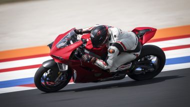 L'abitabilità sulla Panigale V4 S (Carbon) è molto buona anche per chi è alto 180 cm come il sottoscritto