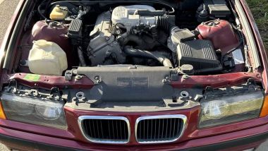 Australia: fermata una BMW Serie 3 che marciava senza cofano né sedili