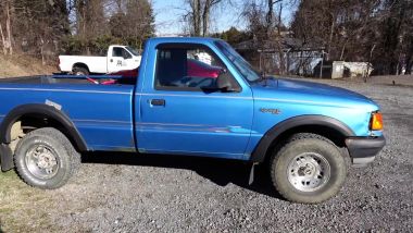 Il pick-up Ford Ranger del 1994 alimentato a vodka per l'esperimento