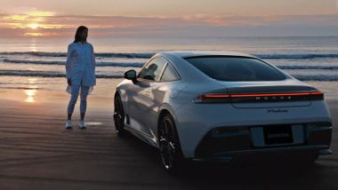 Honda Prelude:una vista di coda con la barra luminosa a LED