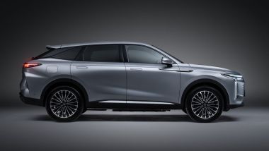 Vista laterale del SUV Omoda 9 SHS