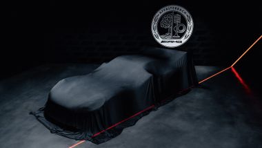 La Mercedes-AMG GT Track Sport coperta dal suo telo