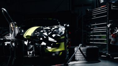 La Mercedes-AMG GT Track Sport accanto a una gomma Michelin stradale
