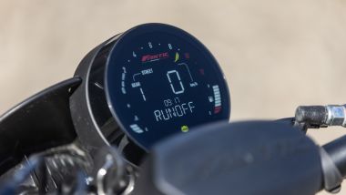 Fantic Motor Caballero 500 Rally: il piccolo display LCD di 3,5'' indica tra la altre cose livello benzina e marcia inserita 