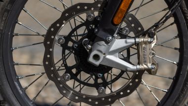 Fantic Motor Caballero 500 Rally: disco singolo davanti con pinza ByBre ad attacco radiale a quattro pistoncini