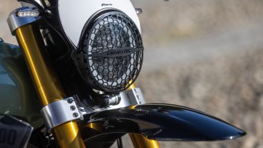 Fantic Motor Caballero 500 Rally: questa versione si distingue (anche) per il parafango alto e la griglia protettiva sul faro